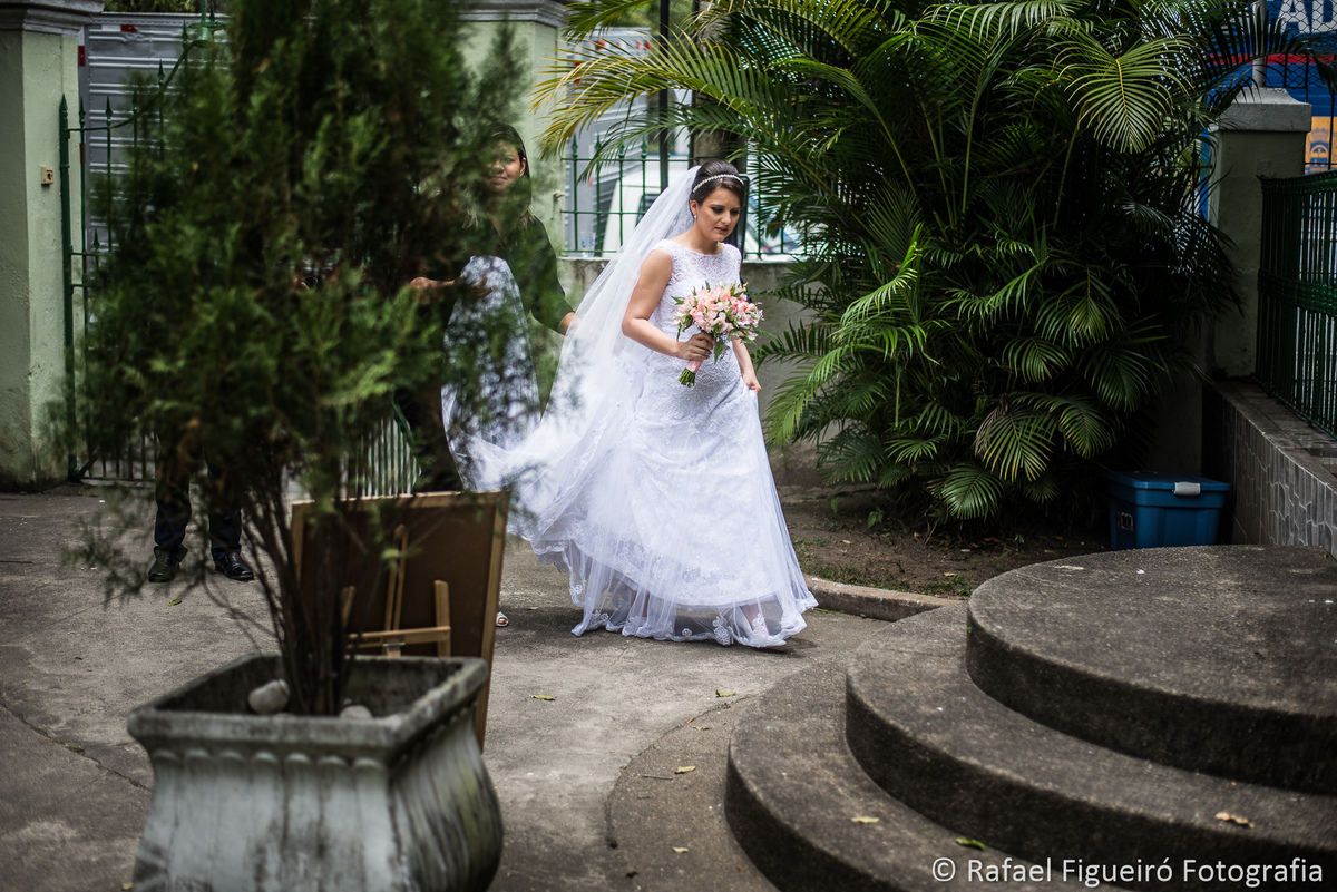 noiva entrando jardim escada de pedras vaso de planta verde bouquet na mão