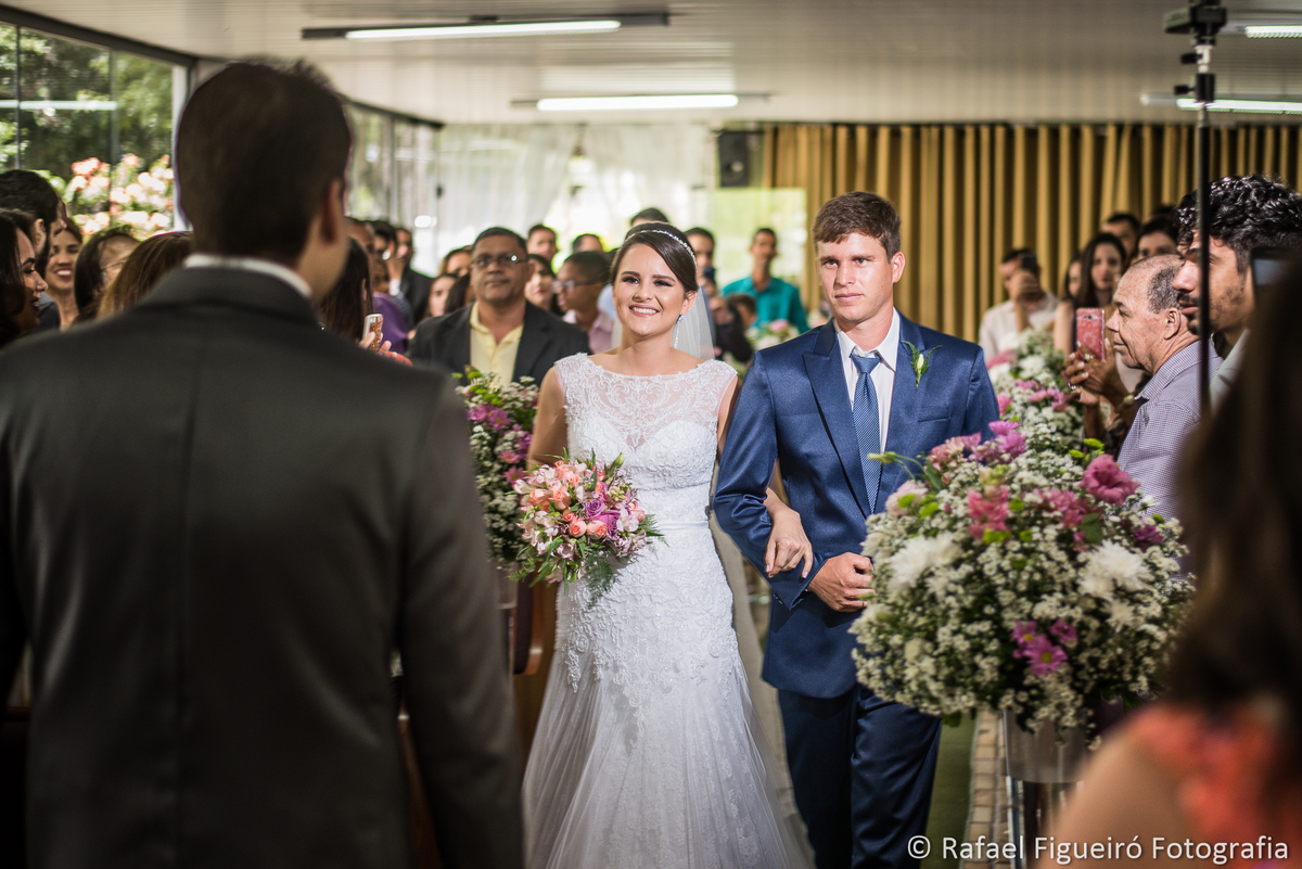 noiva entrando na igreja encontrando noivo terno azul