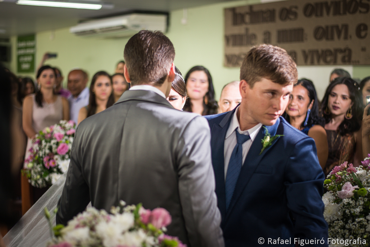 noivo de costas irmao da noiva terno azul cinza 