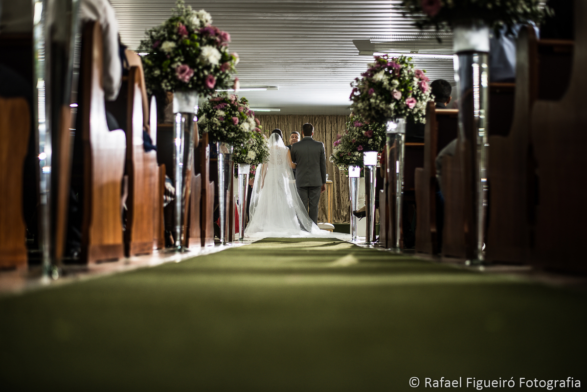 perspectiva noivos iluminados luz bonita casamento arranjos em vasos de vidro
