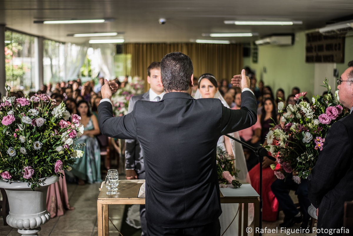 pastor igreja presbiteriana da varzea abençoando casal de noivos casamento