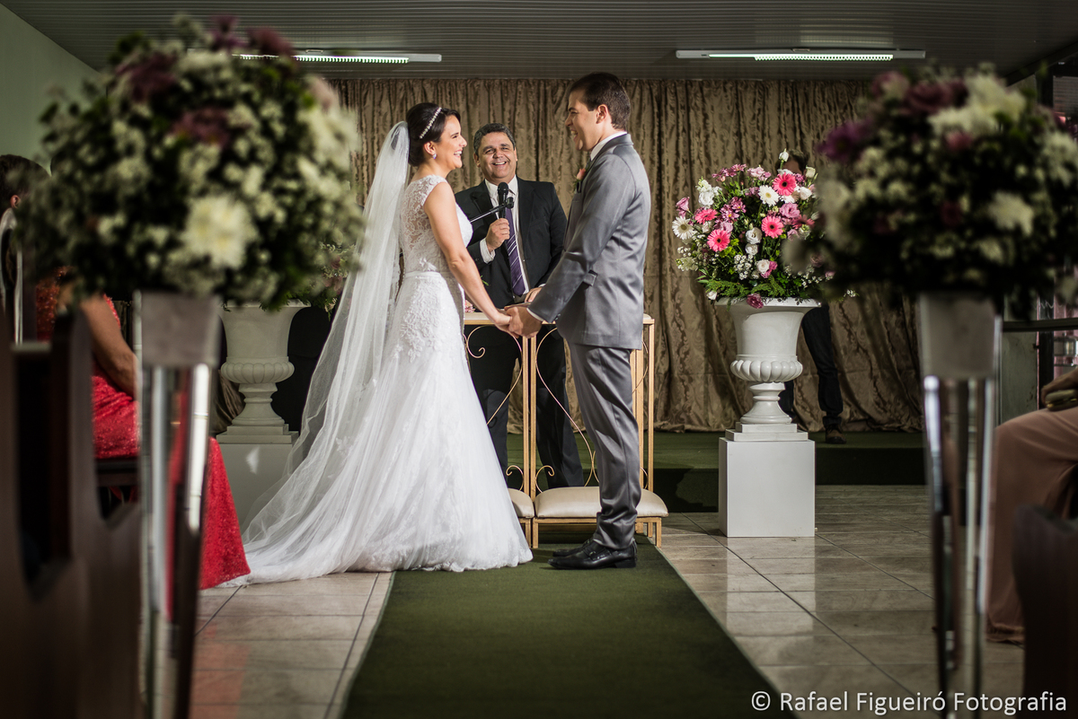 noivos casando recebendo votos de casamento