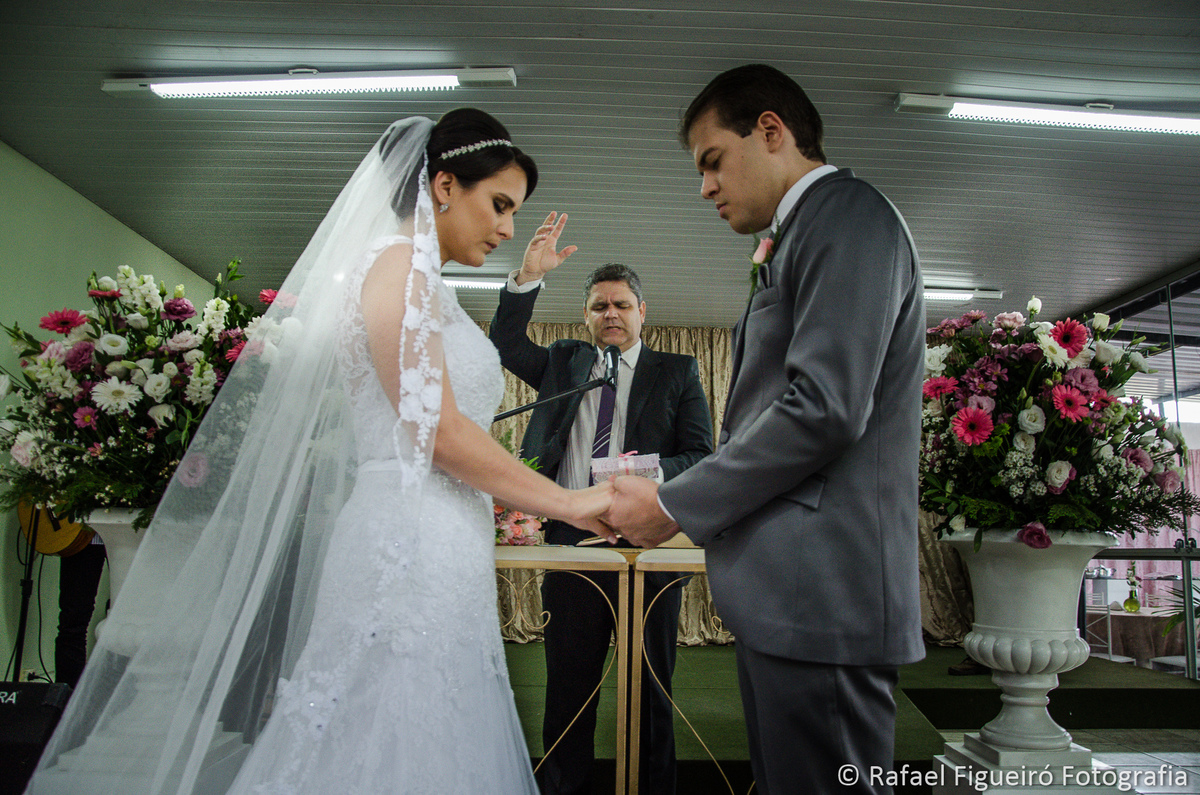 pastor abençoando casal de noivos casamento matrimonio