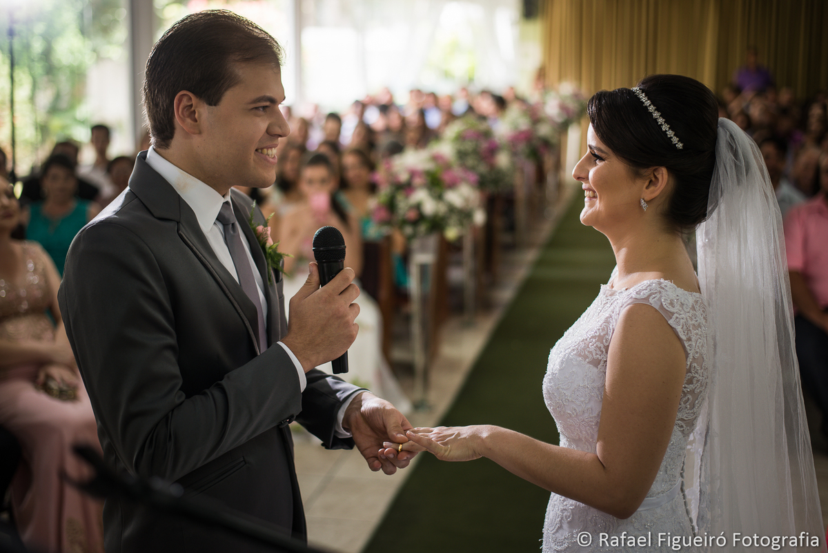 noivo falando para noiva no altar microfone casamento mão erguida jk