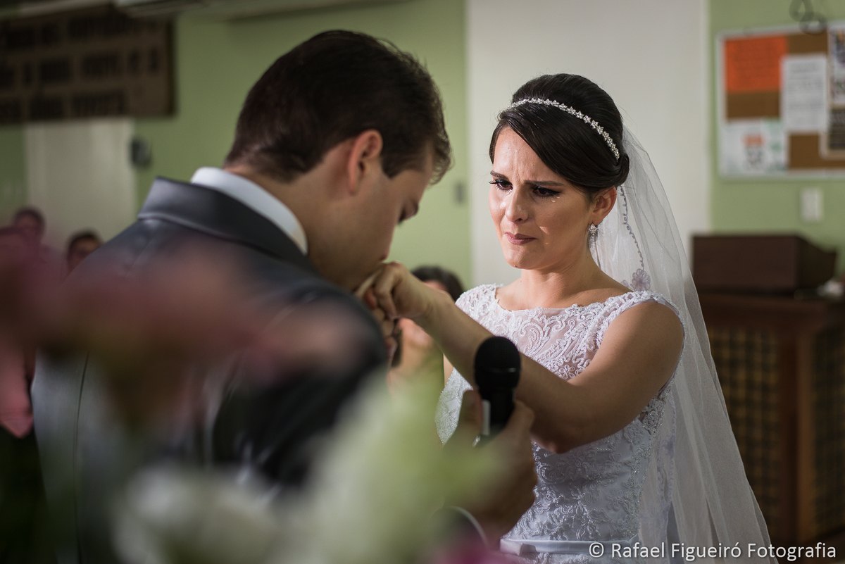 noivo beija mão da noiva lágrimas nos olhos emoção noiva emocionada chorando