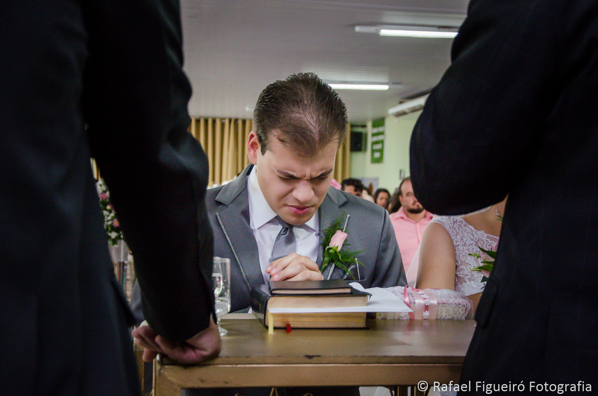 noivo concentrado rezando orando oração casamento altar