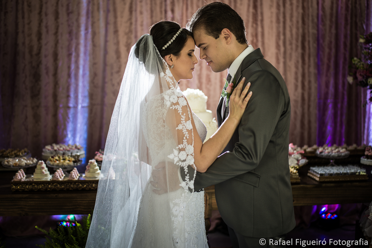 noivos romantico luz bonita contra luz paquerando sala do bolo véu de noiva