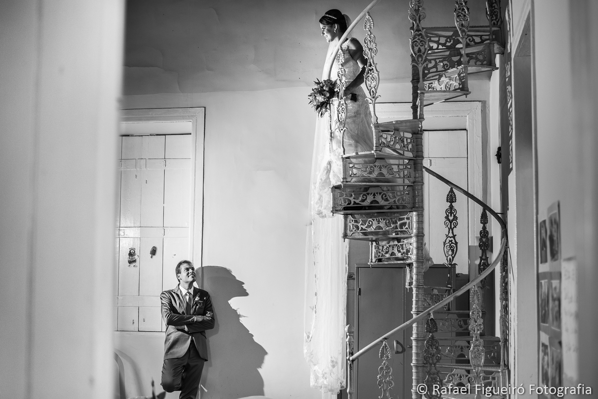 escada caracol noiva véu pendurado noivo encostado na parede paquerando a noiva