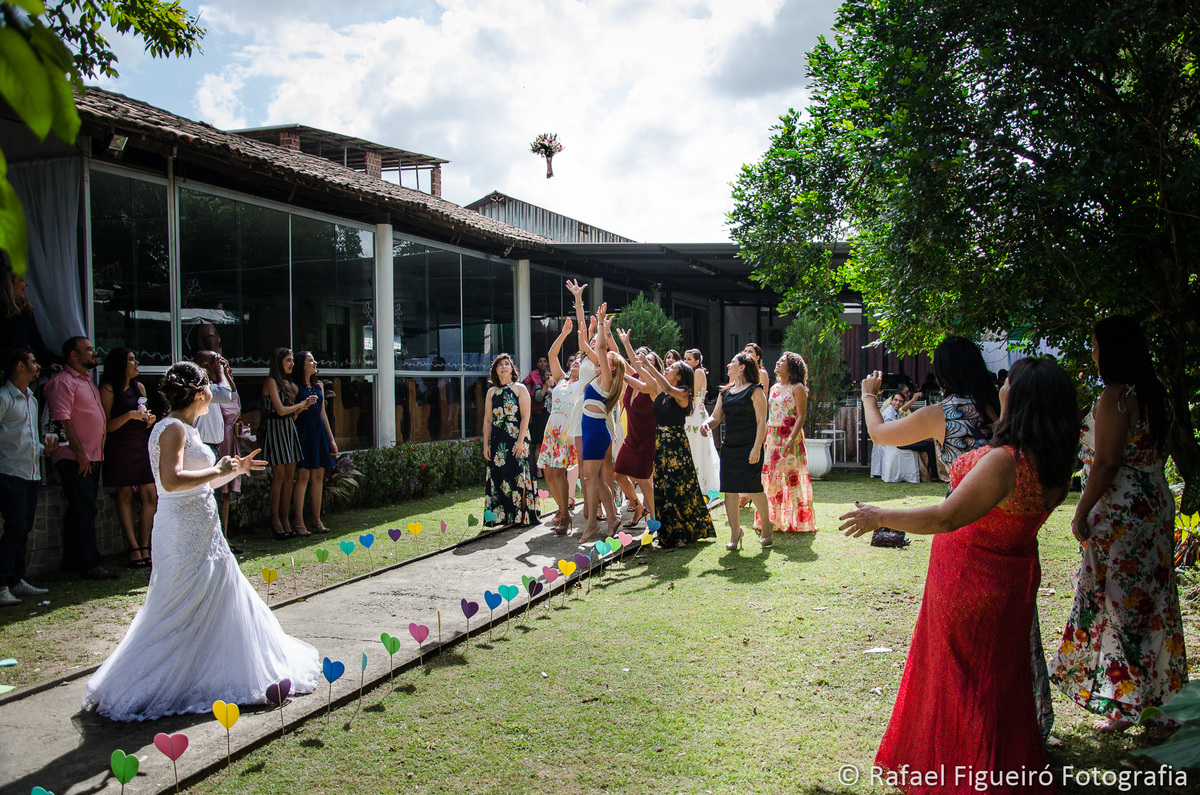 noiva jogando bouquet voando no ceu solteiras desesperadas para pegar o bouquet