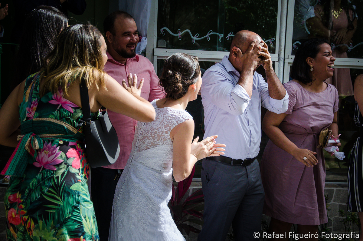 homem desesperado com mãos no rosto porque sua namorada agarrou o bouquet da noiva