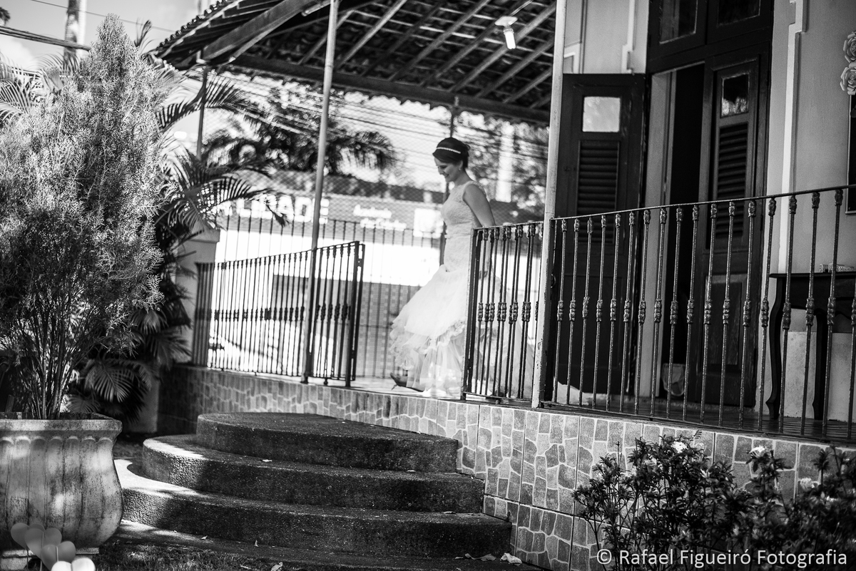 noiva prestes a descer patamar escada grade ornamentada