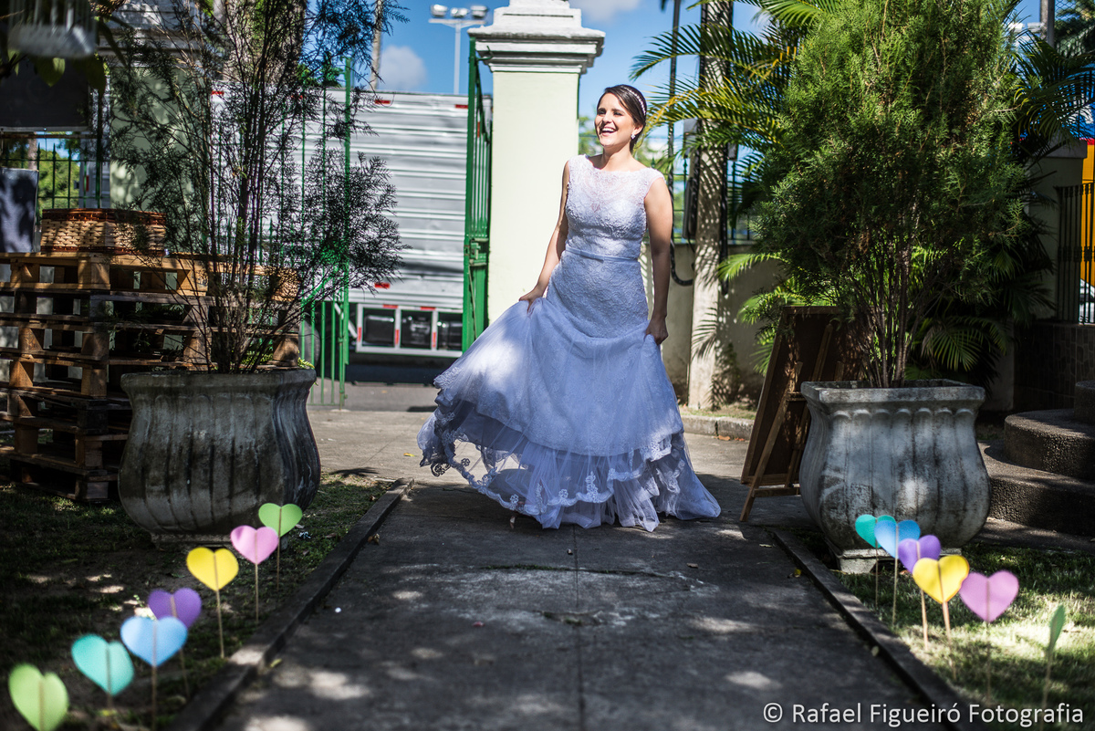 noiva feliz segurando barra do vestido coraçõezinhos espeto palito