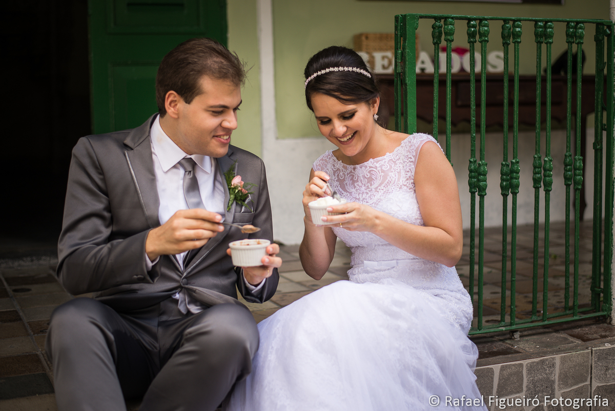 noivos sentados escada tomando sorvete