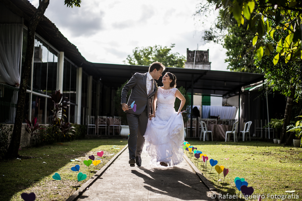 casal correndo feliz em fim casados