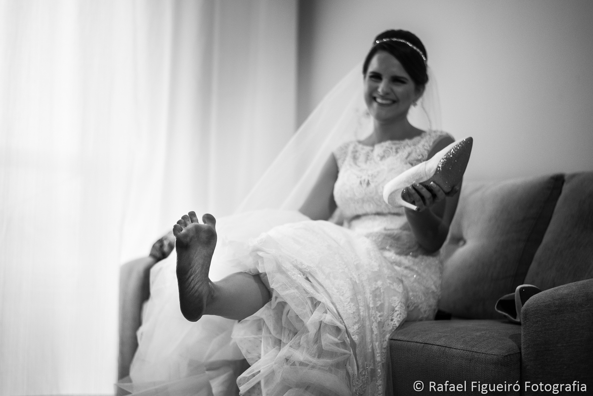 noiva com pé sujo preto saparo na mão carmen steffens