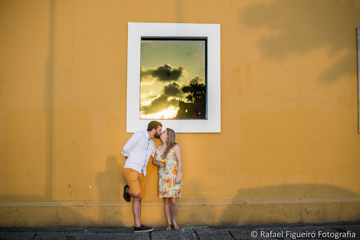 casal paço alfandega namorando beijando quadro por do sol janelas repetição