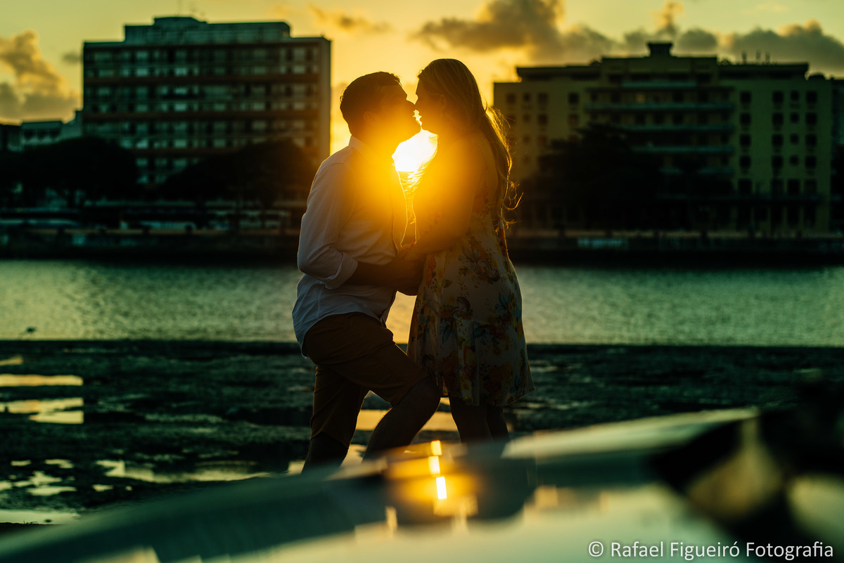casal se beijando sol contra luz vermelho laranja recife antigo cais de santa rita