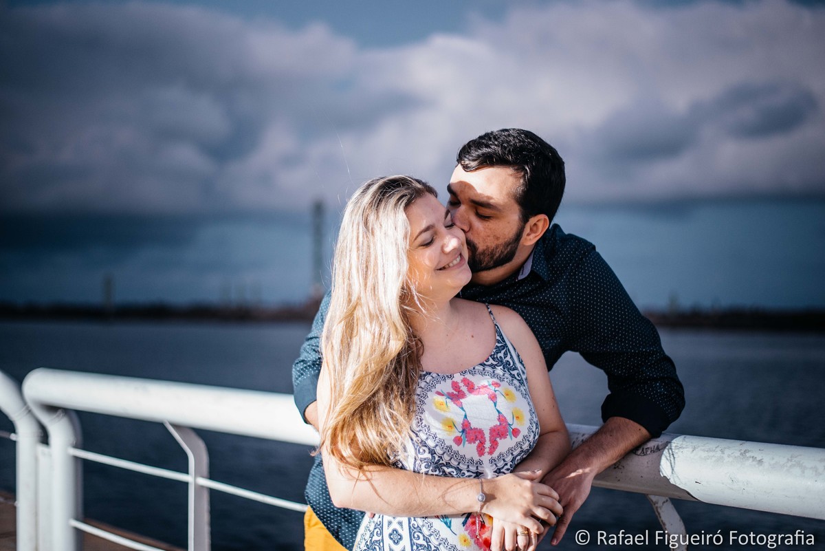 museu esculturas brenand parque casal namorando  abraçado beijo no rosto recife antigo marco zero