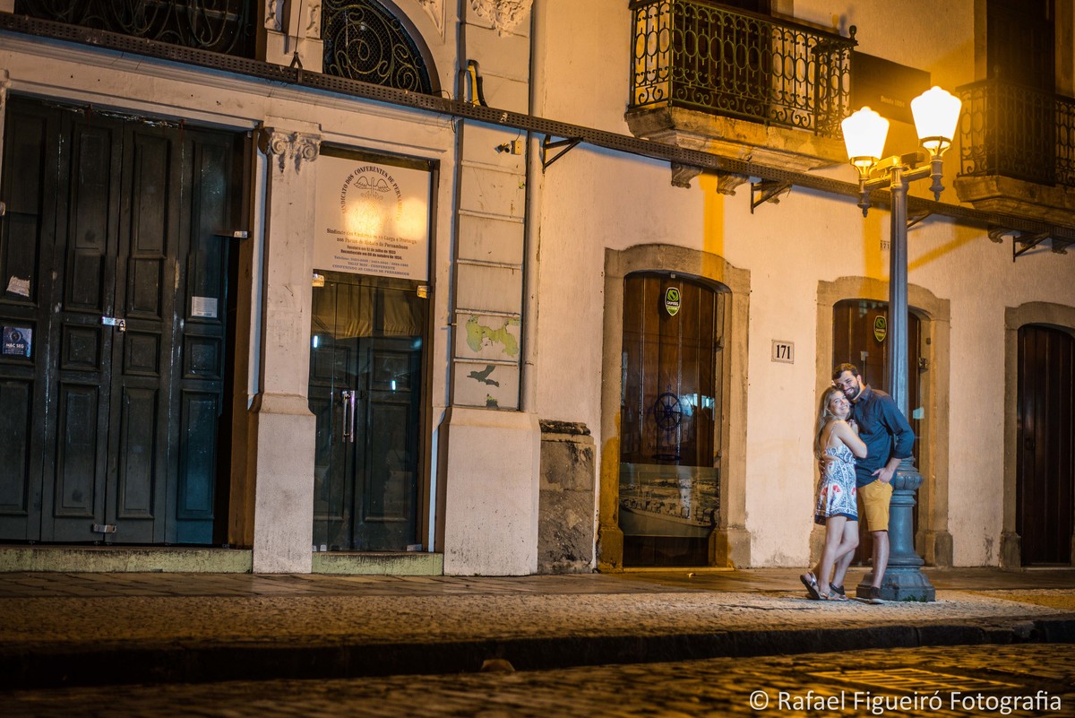 rua de bom jesus recife antigo casal encostado poste antigo namorando luminaria 