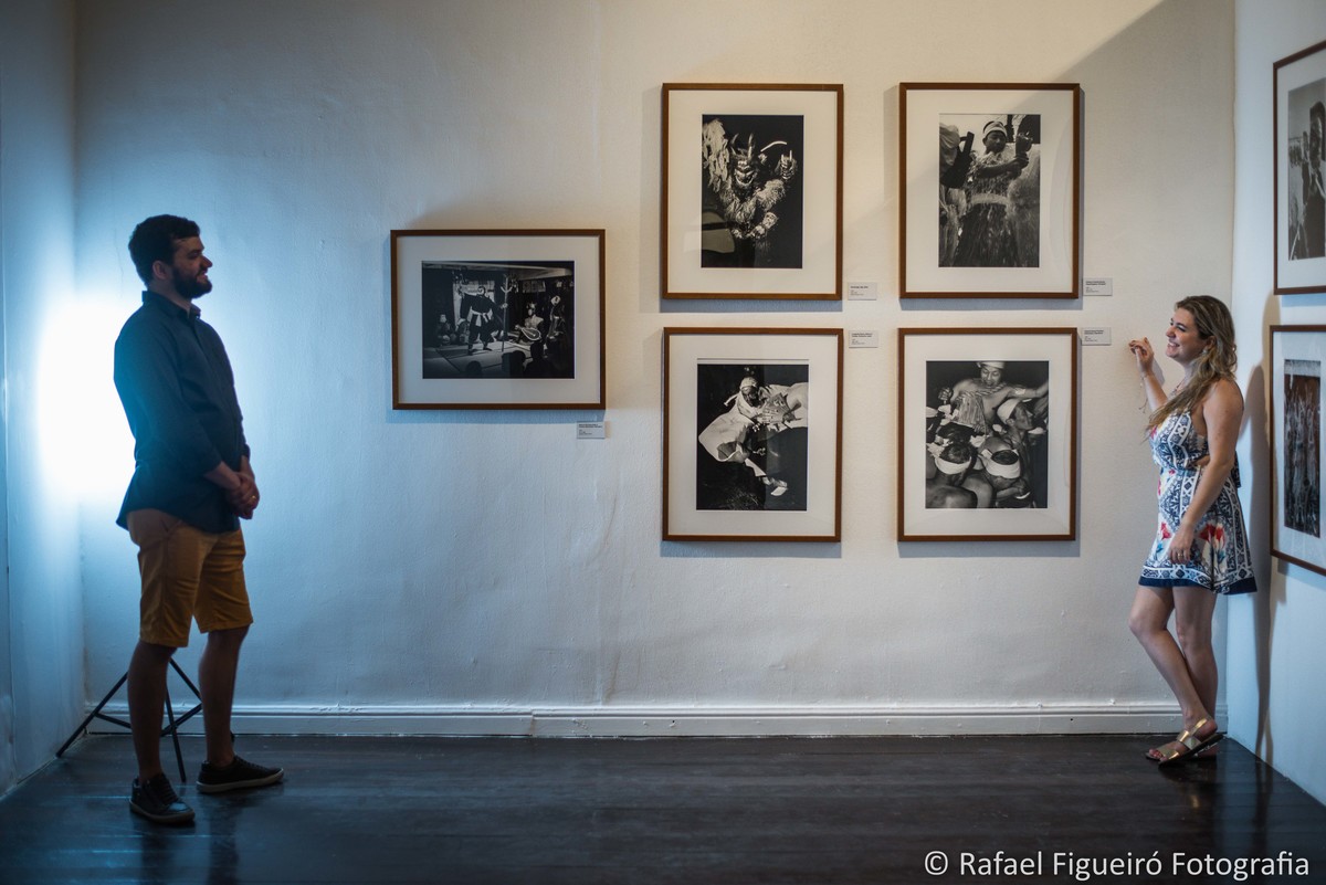 casal paquerando em meio a obras de arte torre malakof recife antigo