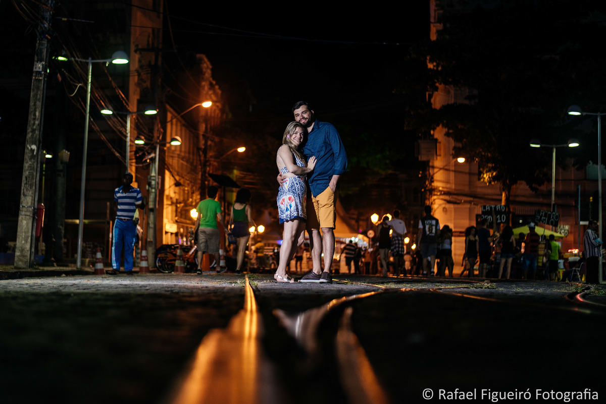 rua de bom jesus feira trilhos bonte recife antigo casal abraçado olhando para foto