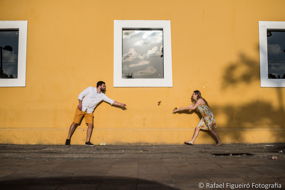 casal paço alfandega jogando florzinha janelas repetição