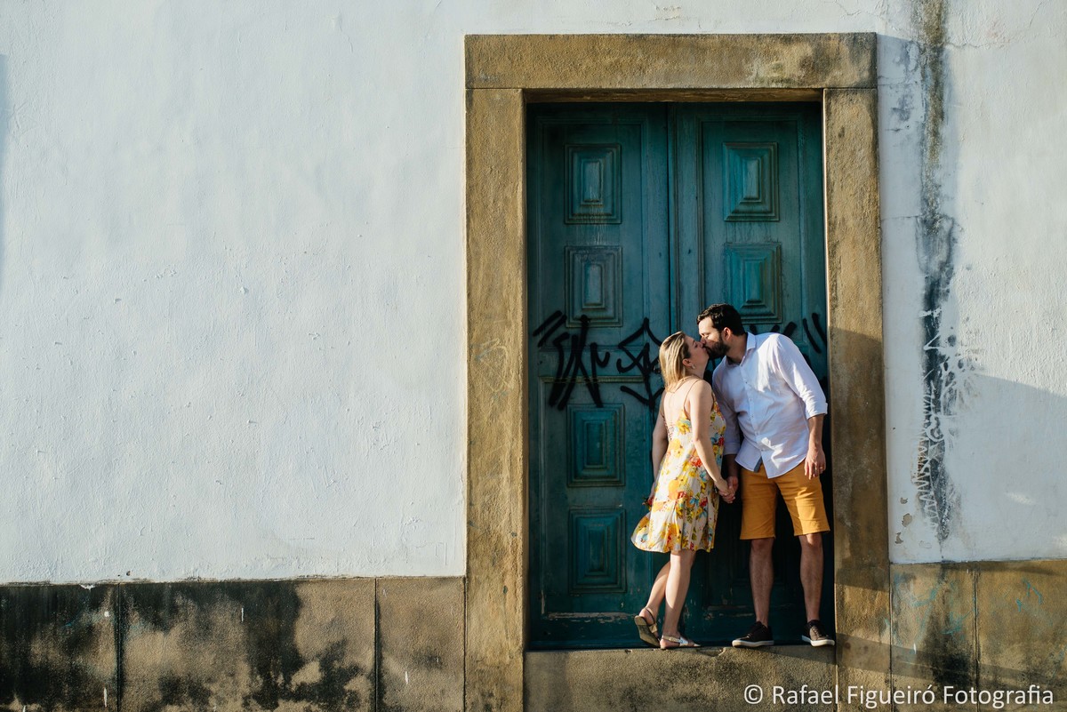 beijando noivo com noiva porta ornamentada igreja madre de deus recife antigo