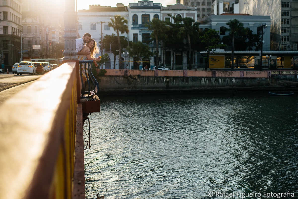 casal abraçado sacada ponte recife antigo rio capibaribe sol contra luz