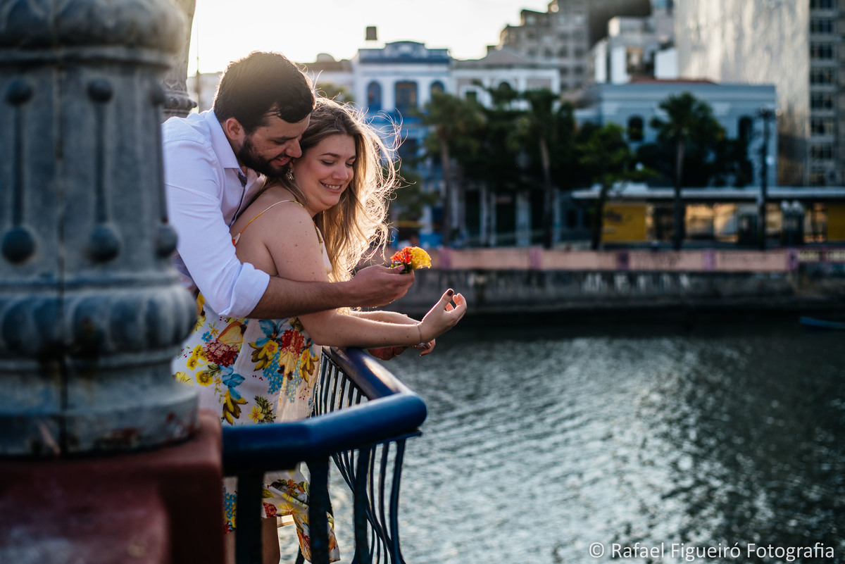 casal abraçado sacada ponte recife antigo rio capibaribe sol contra luz florzinha sorriso