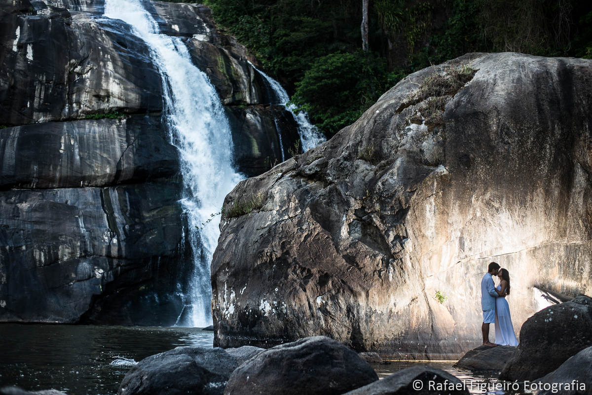 casal namorando contra luz agua caindo paredao cachoeira do urubu por rafael figueiro fotografo de casamentos recife