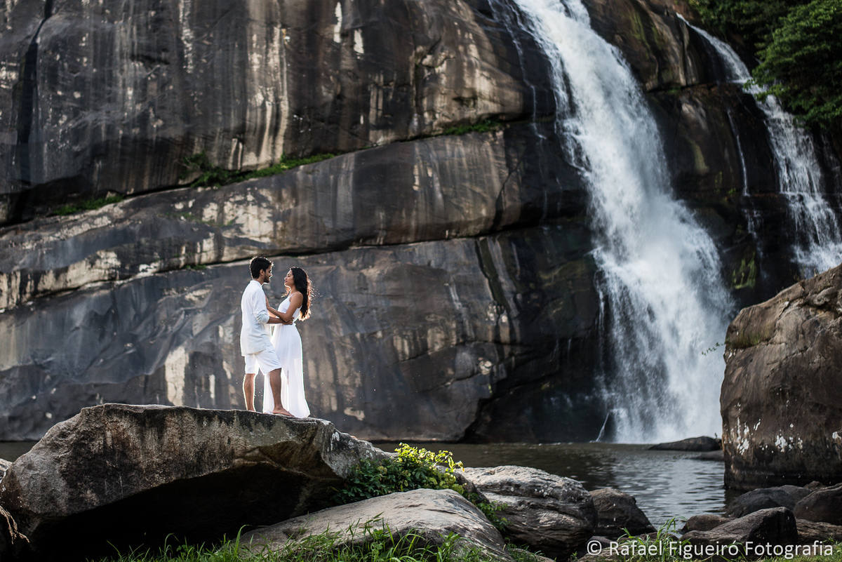 casal noivos paredão de pedra reflexo na agua flash por tras cachoeira do urubu pernambuco por rafael figueiro fotografo de casamentos recife