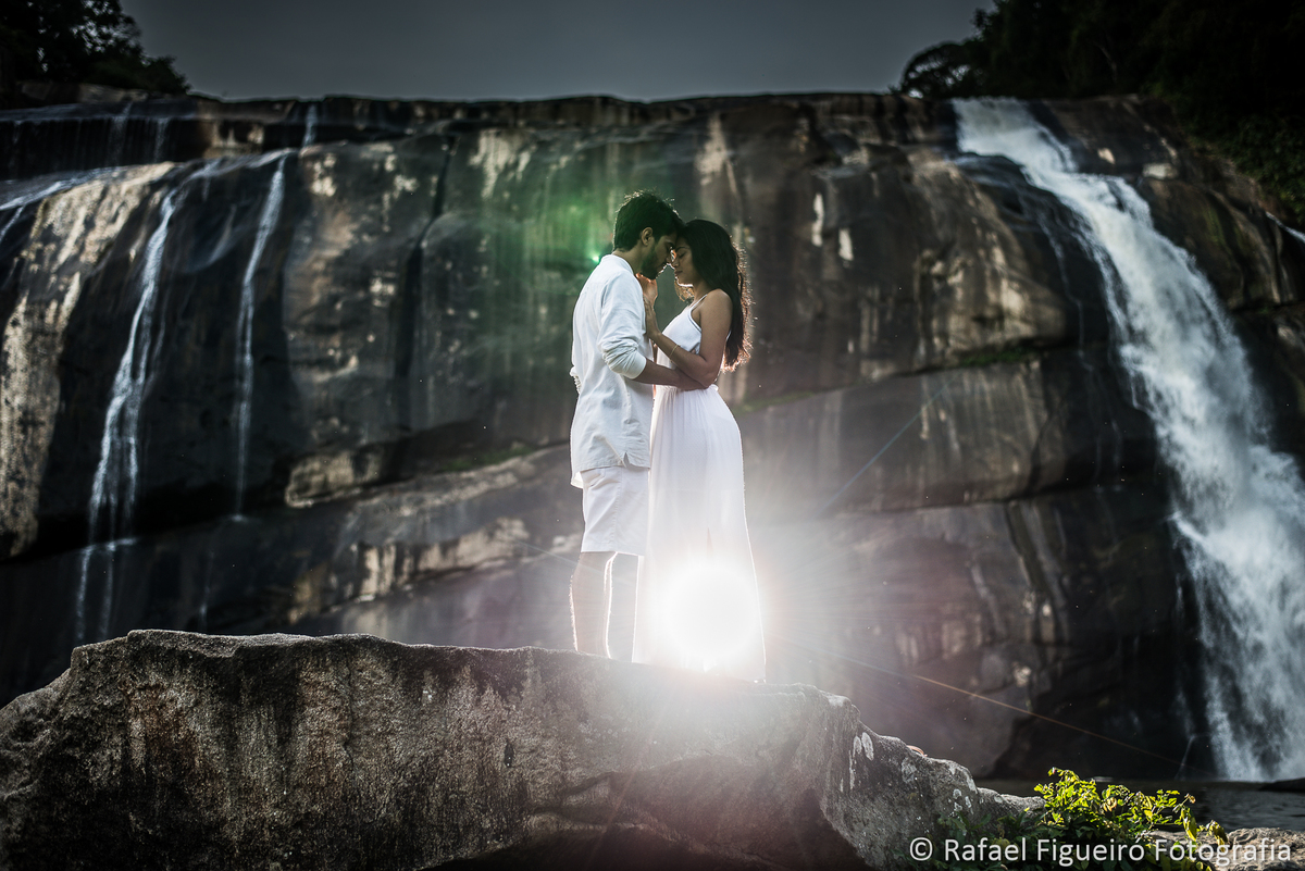 casal noivos paredão de pedra reflexo na agua flash por tras cachoeira do urubu pernambuco por rafael figueiro fotografo de casamentos recife