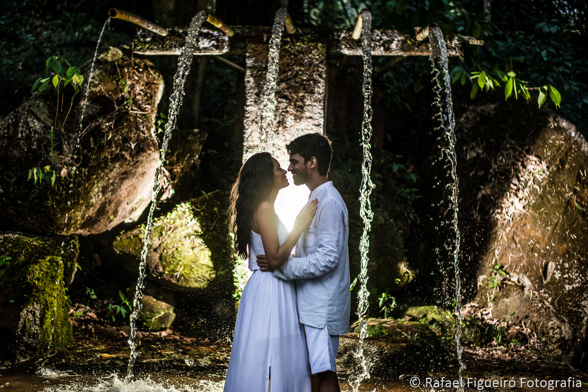 casal namorando contra luz agua caindo bicas cachoeira do urubu por rafael figueiro fotografo de casamentos recife