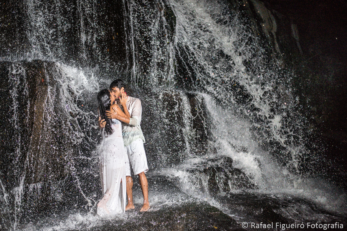 casal se beijando molhado cachoeira do urubu pernambuco primavera por rafael figueiro fotografo de casamentos recife