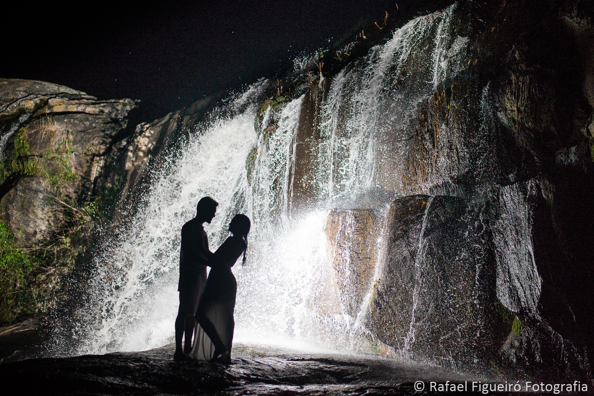silhueta do casal se beijando molhado agua iluminada cachoeira do urubu pernambuco  por rafael figueiro fotografo de casamentos recife primavera