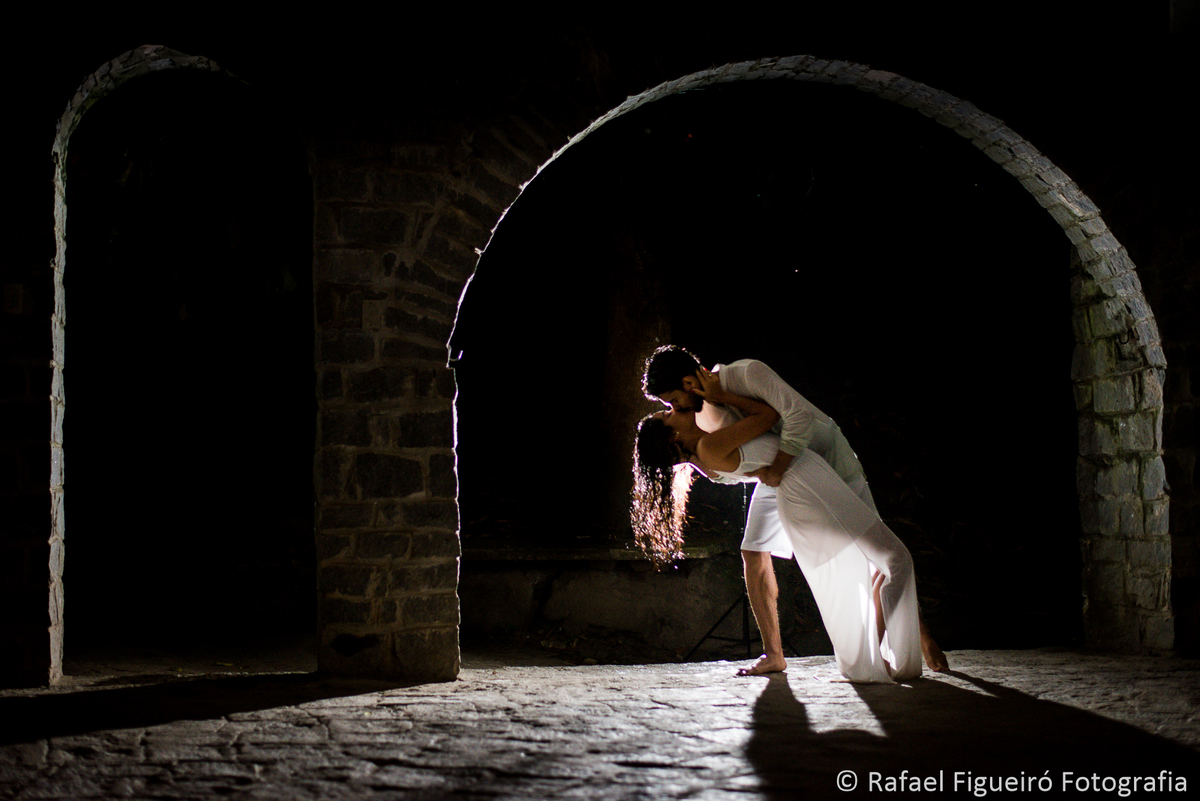 casal se beijando portal redondo castelo romantico cachoeira do urubu pernambuco por rafael figueiro fotografo de casamentos recife