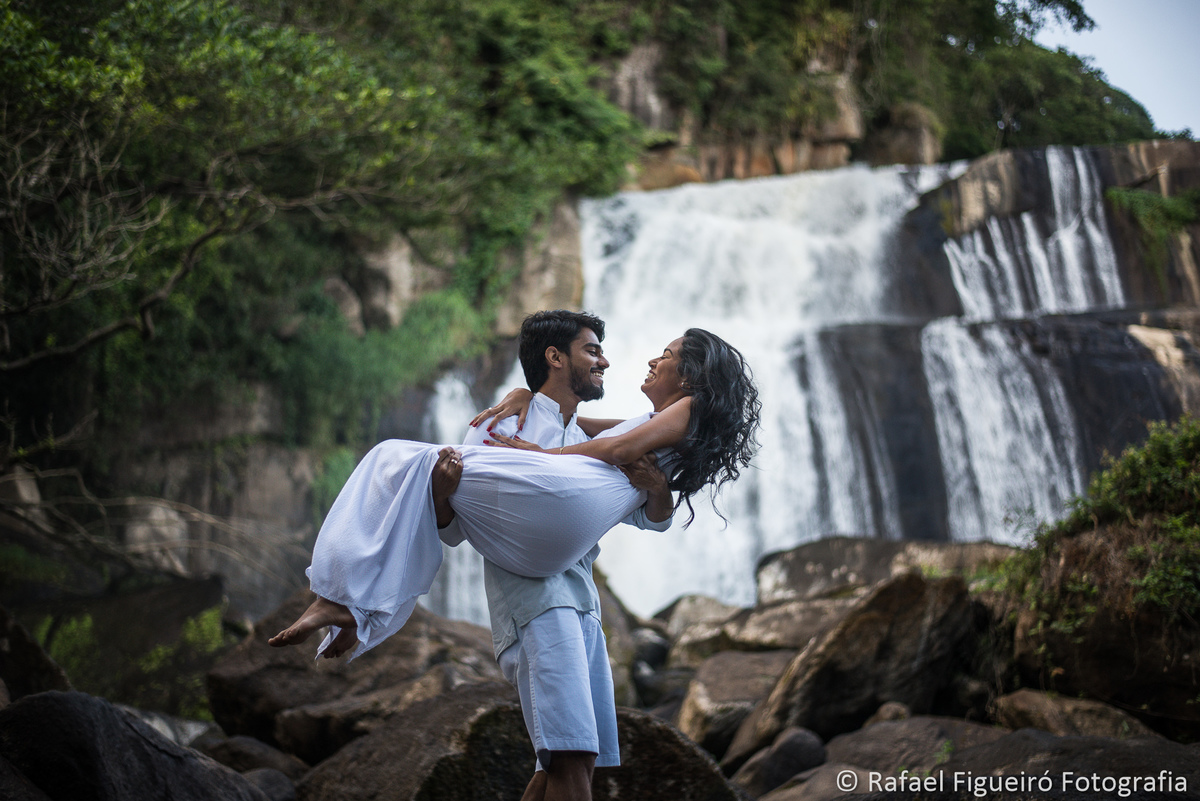 casal noivo segurando noiva no colo cachoeira do urubu pernambuco por rafael figueiro fotografo de casamentos recife