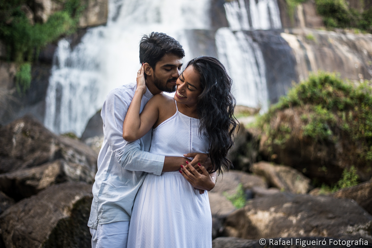 casal noivo abraça noiva na cachoeira do urubu pernambuco por rafael figueiro fotografo de casamentos recife
