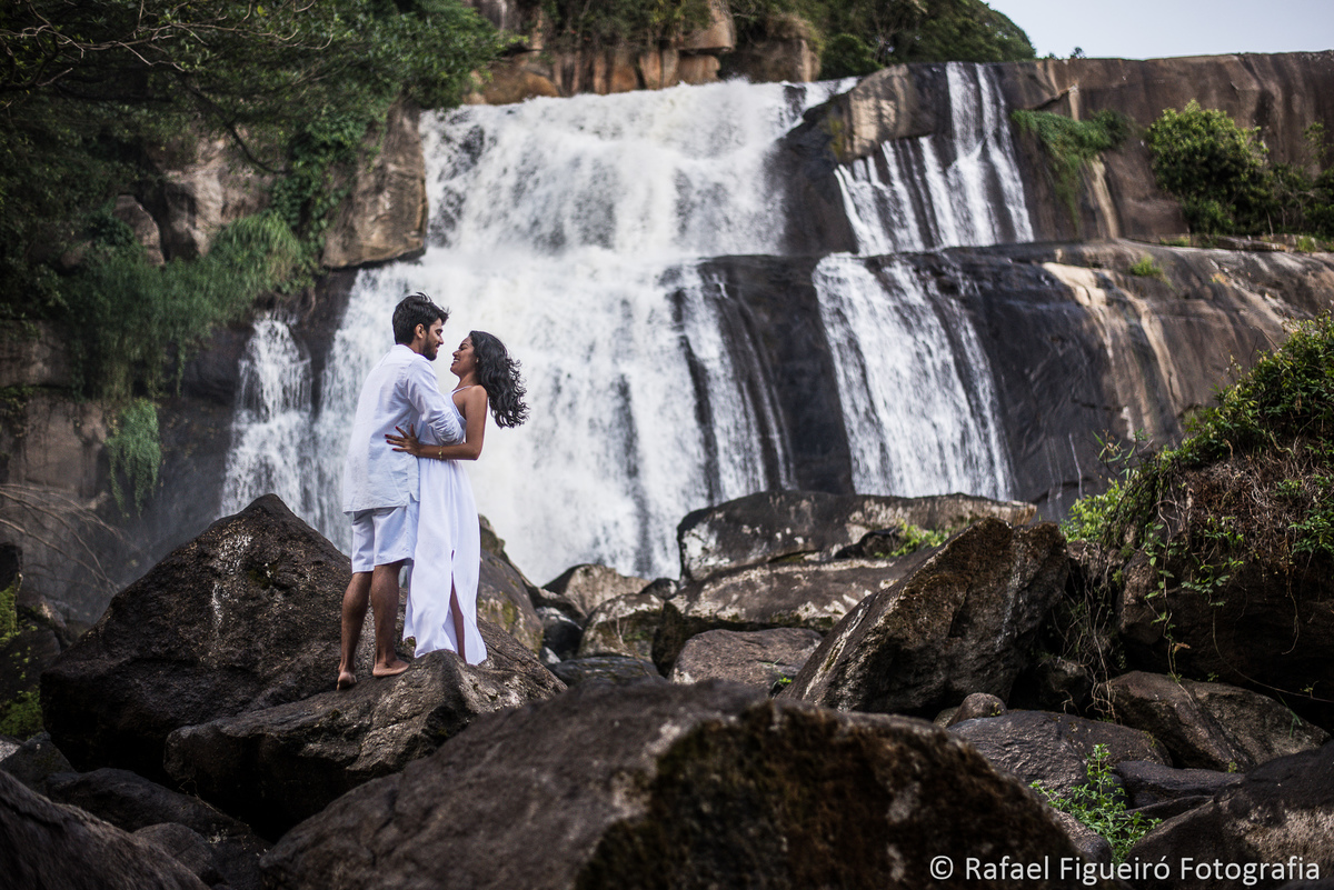 casal noivos namorando cachoeira do urubu primavera pernambuco por rafael figueiro fotografo de casamentos recife