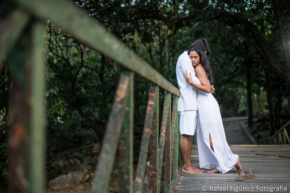 casal abraçado ponte cachoeira do urubu pernambuco por rafael figueiro fotografo de casamentos recife