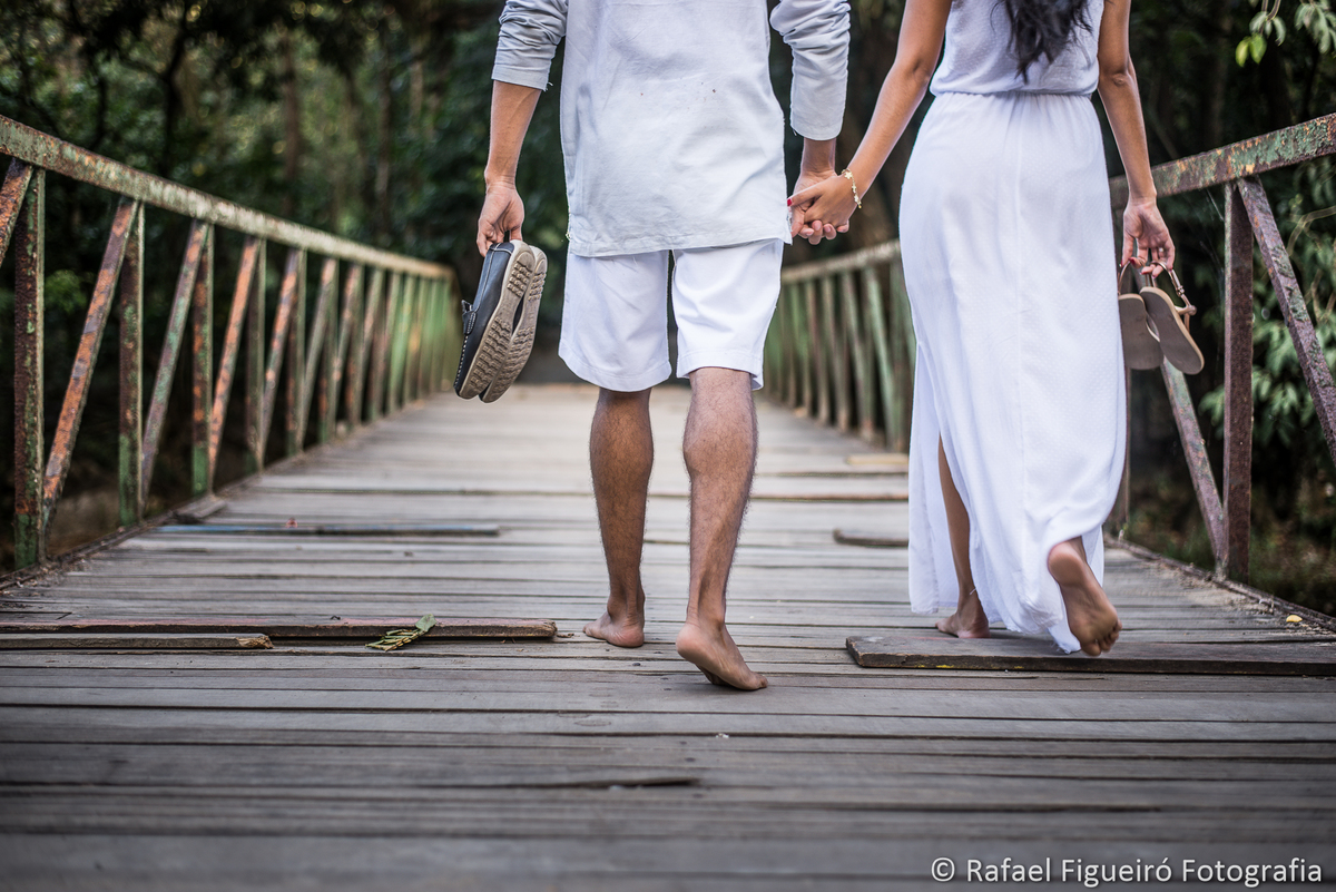 casal caminhando ponte de madeira cachoeira do urubu pernambuco por rafael figueiro fotografo de casamentos recife