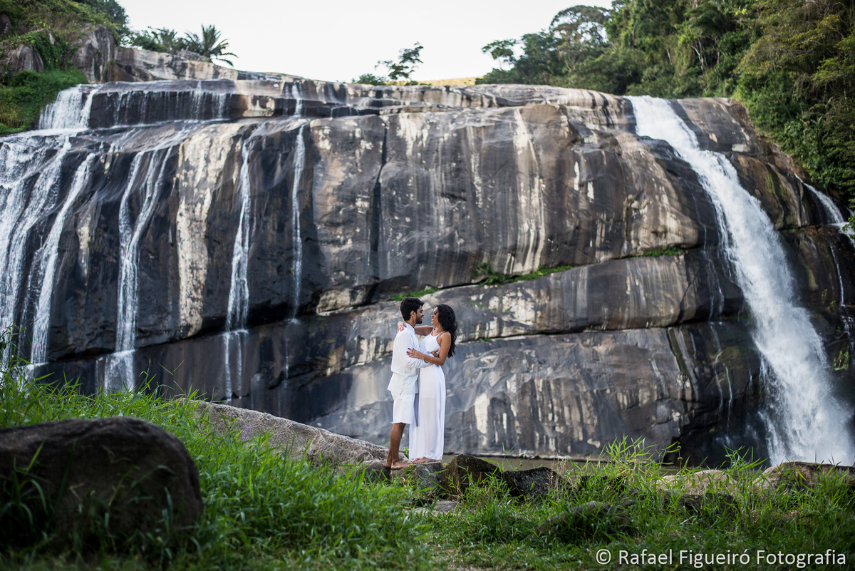 casal noivos namorando cachoeira do urubu primavera pernambuco por rafael figueiro fotografo de casamentos recife