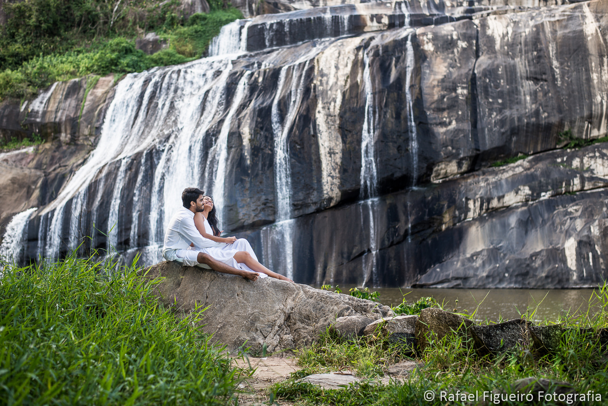 casal noivos sentados namorando cachoeira do urubu primavera pernambuco por rafael figueiro fotografo de casamentos recife