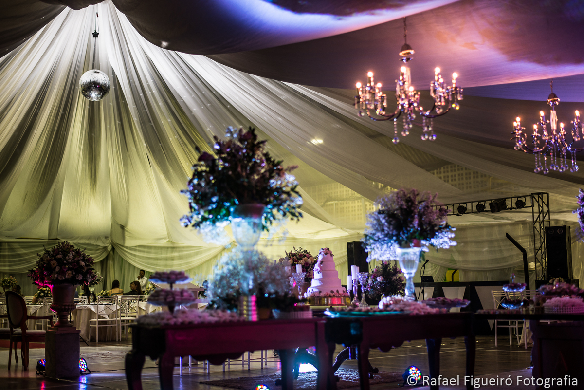 15 anos sarah debutante macaparana cirão lustres bolo mesa de doces ginásui quadra poliesportiva