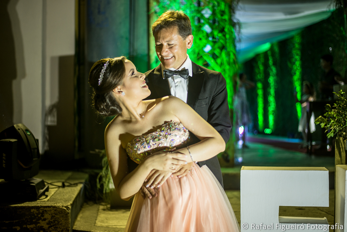 pai e filha 15 anos sarah debutante macaparana abraçados por traz