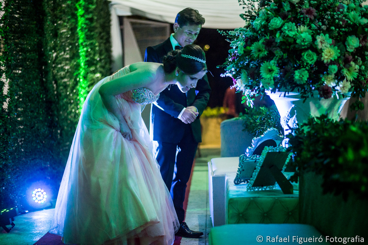 15 anos sarah debutante macaparana olhando porta retratos