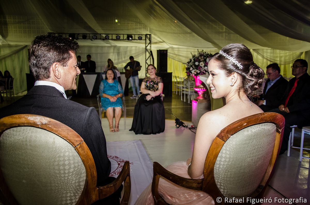 pai e filha se olham mãe ao fundo 15 anos sarah debutante macaparana