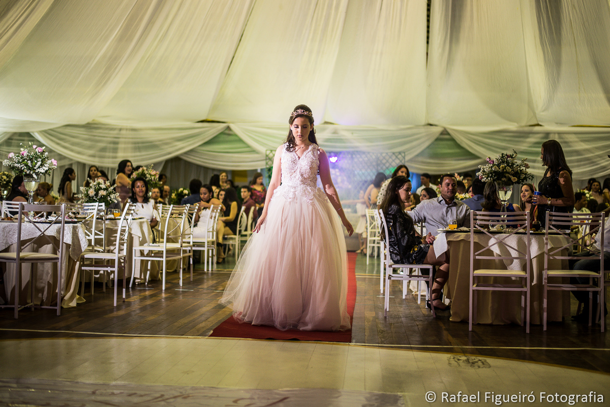15 anos sarah debutante macaparana entrando para valsa