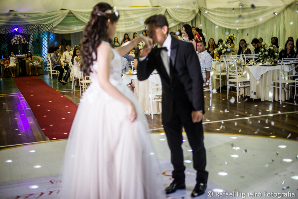 15 anos sarah debutante macaparana pai desfocado beijando mão da filha