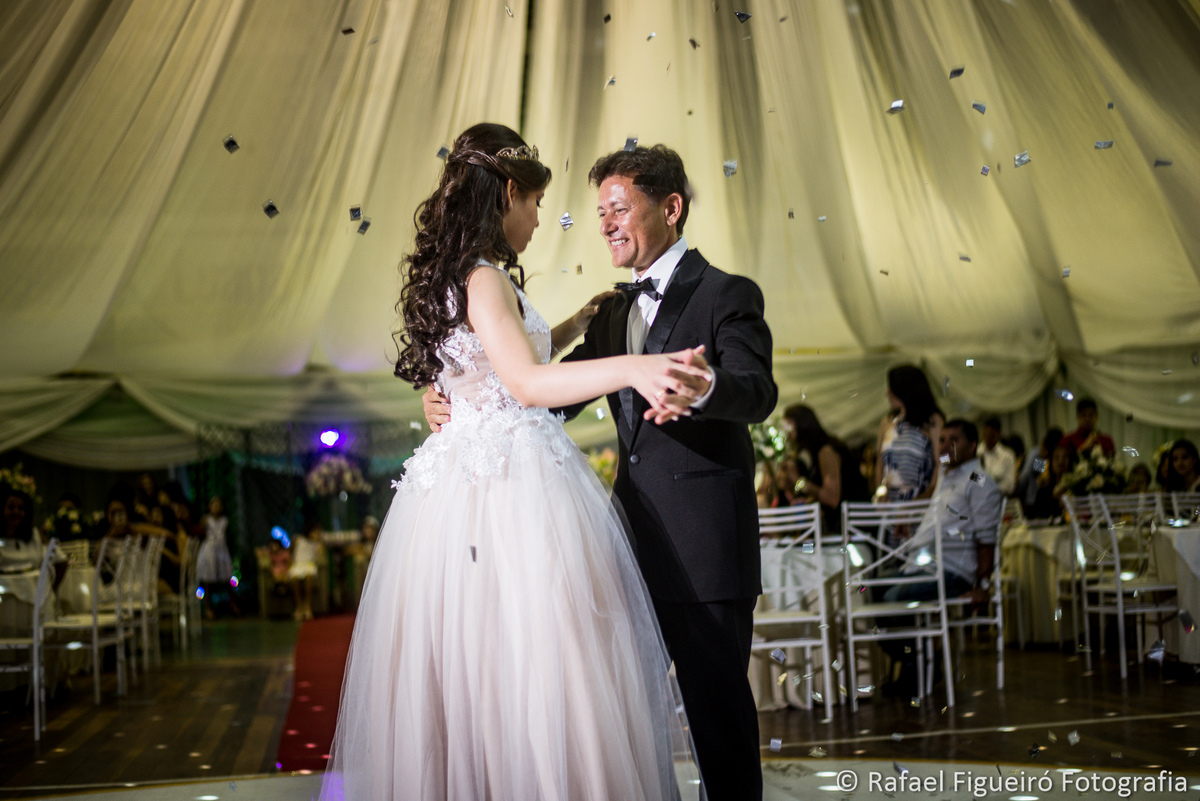 15 anos sarah debutante macaparana pai e filha dançando valsa chuva de prata